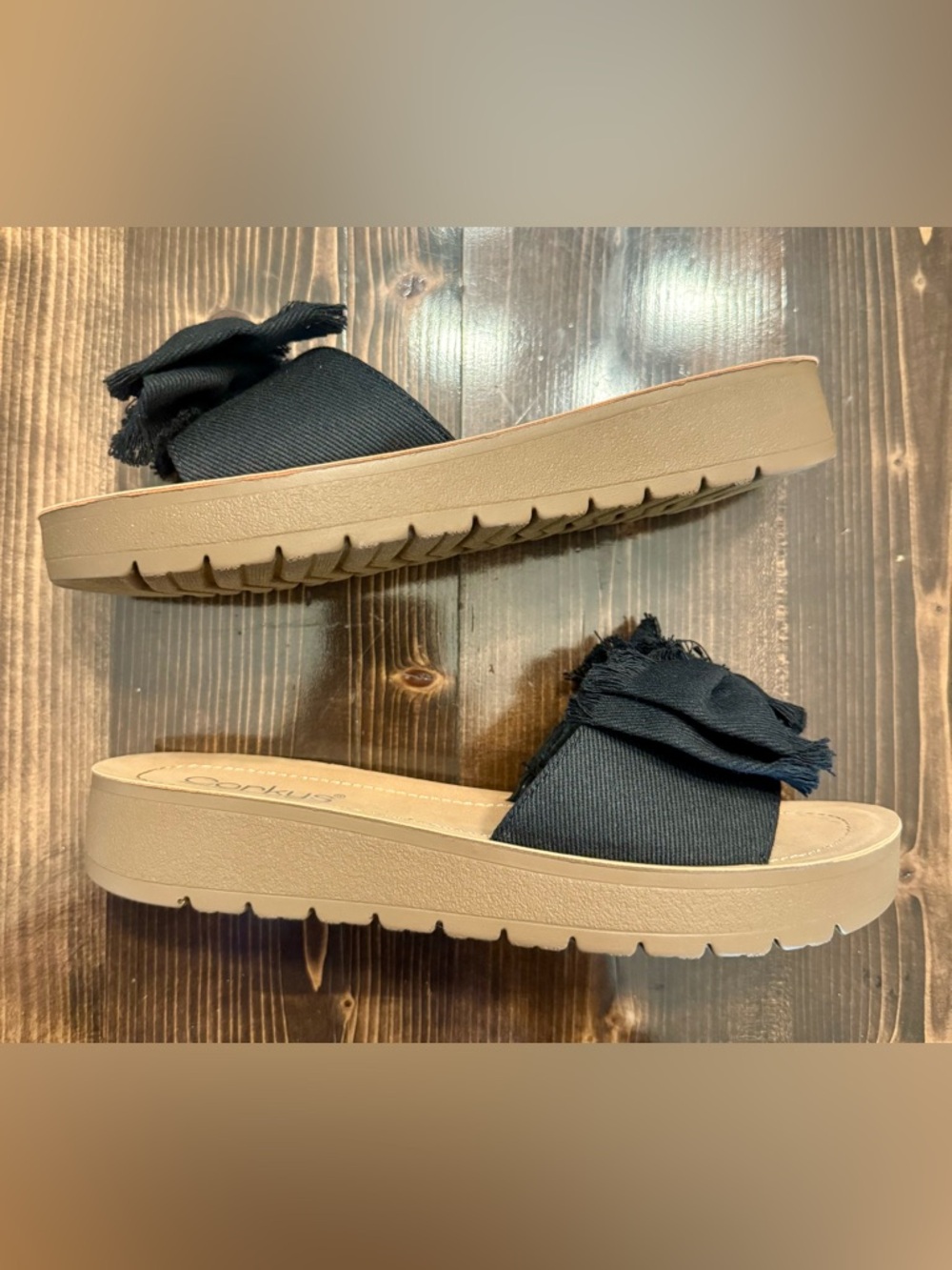 NWOB Corkys “Spray Tan” Black Fabric Bow Slide Sandals Size 7